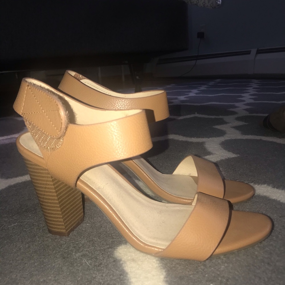 Tan heels - Picture 2 of 2